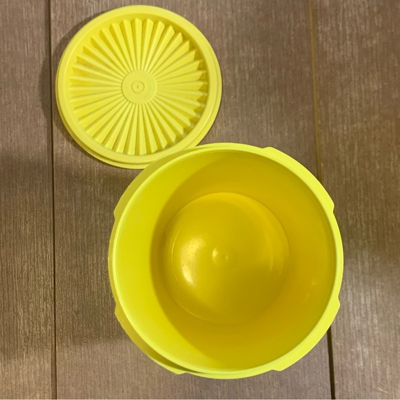 Vintage Tupperware Small Canister Harvest Yellow Flower Burst 9 Inch 811 - Picture 2 of 6